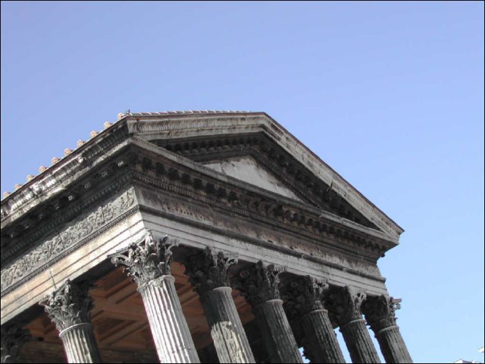 065- le fronton de la Maison Carree